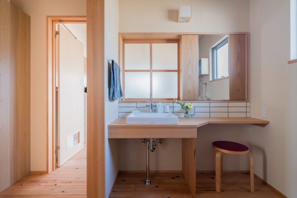 洗面所の照明をかえてみました ひだまり設計工房 千葉県船橋市の小さな工務店